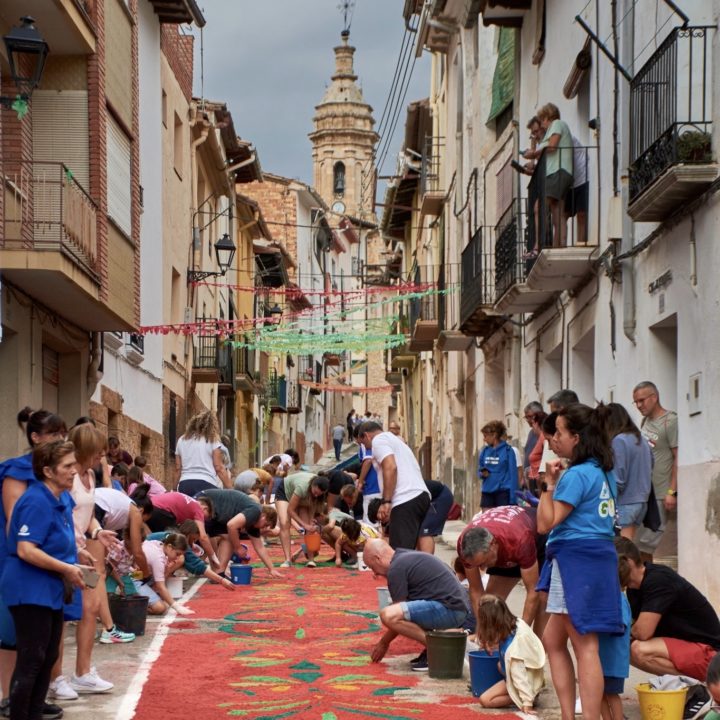 Arte sobre arte para anunciar las Alfombras del Santísimo Misterio de Aguaviva, que convocan su concurso del cartel 2026
